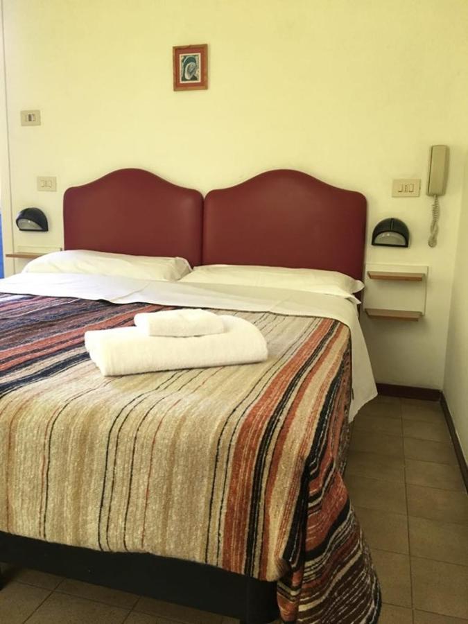 Hotel Ideale Young People Under 40 Rimini Ngoại thất bức ảnh